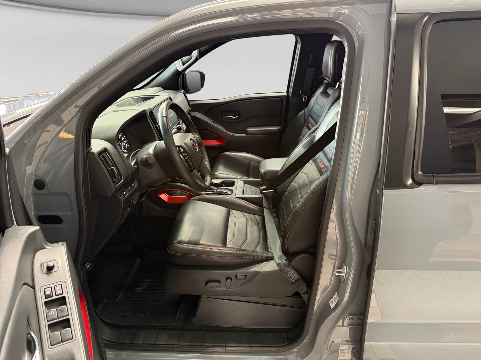 2025 Nissan FRONTIER V6 PRO-4X 25