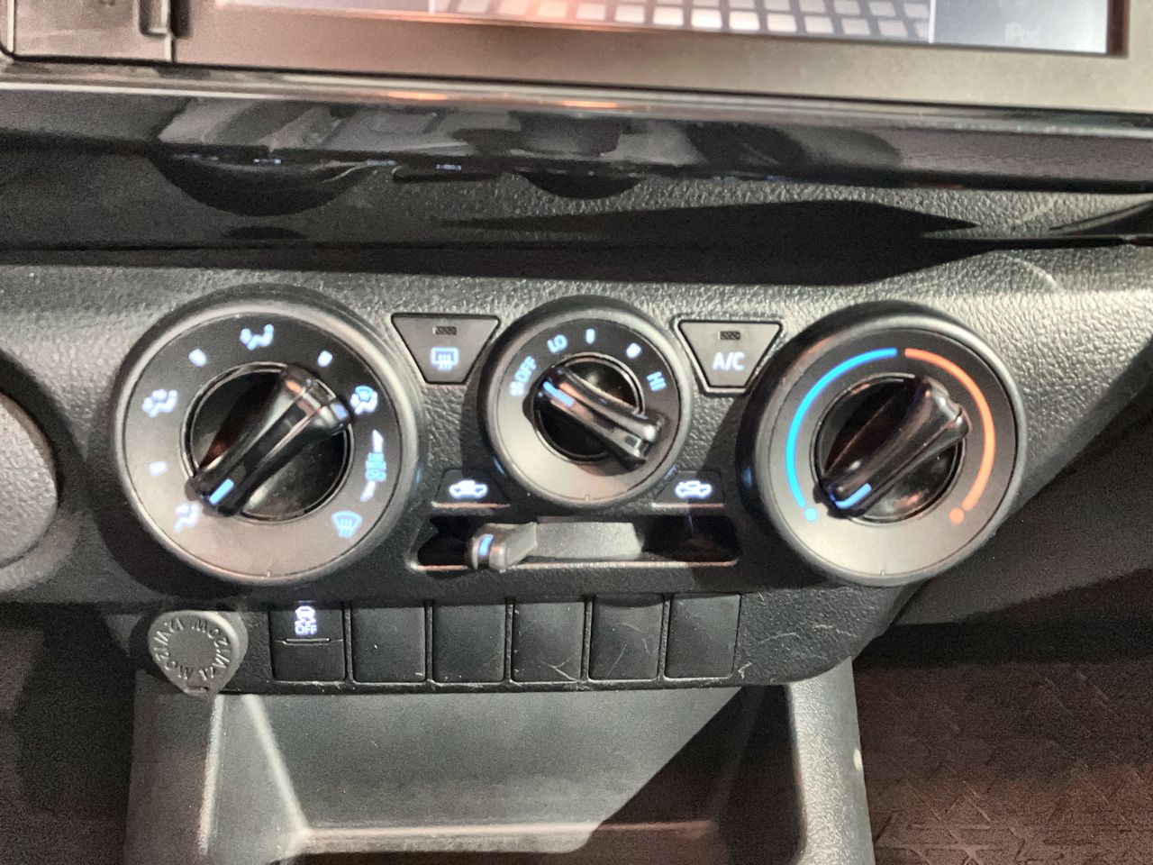 2021 Toyota HILUX D-CAB SR