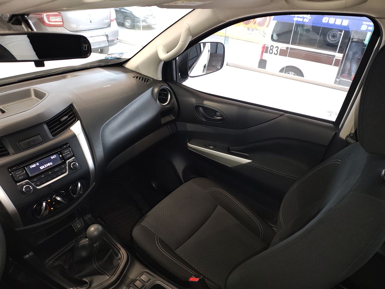 2020 Nissan NP300 DOBLE CABINA SE TM AC PAQ SEG 6VEL