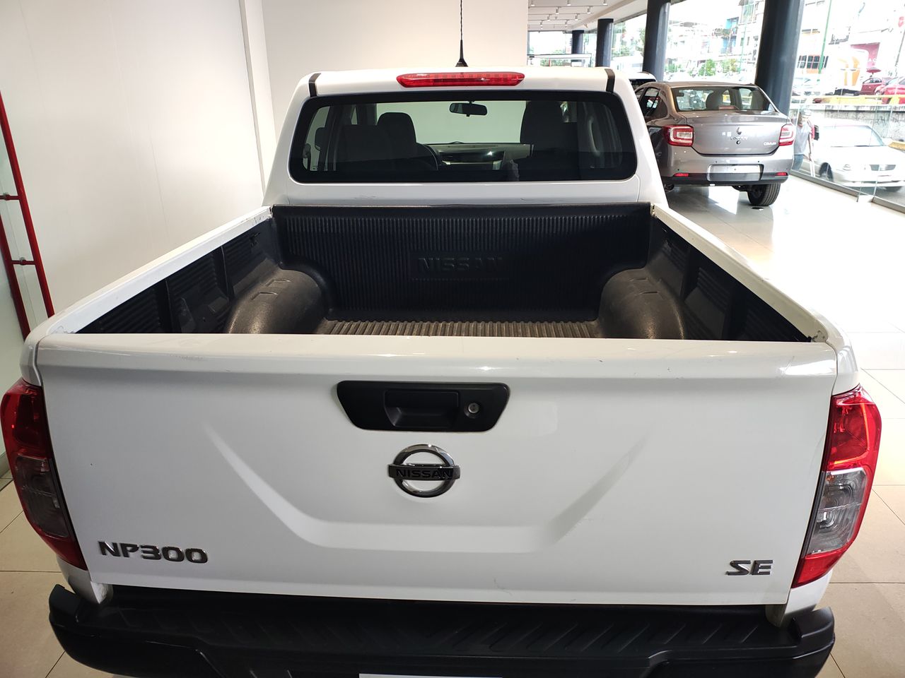 2020 Nissan NP300 DOBLE CABINA SE TM AC PAQ SEG 6VEL