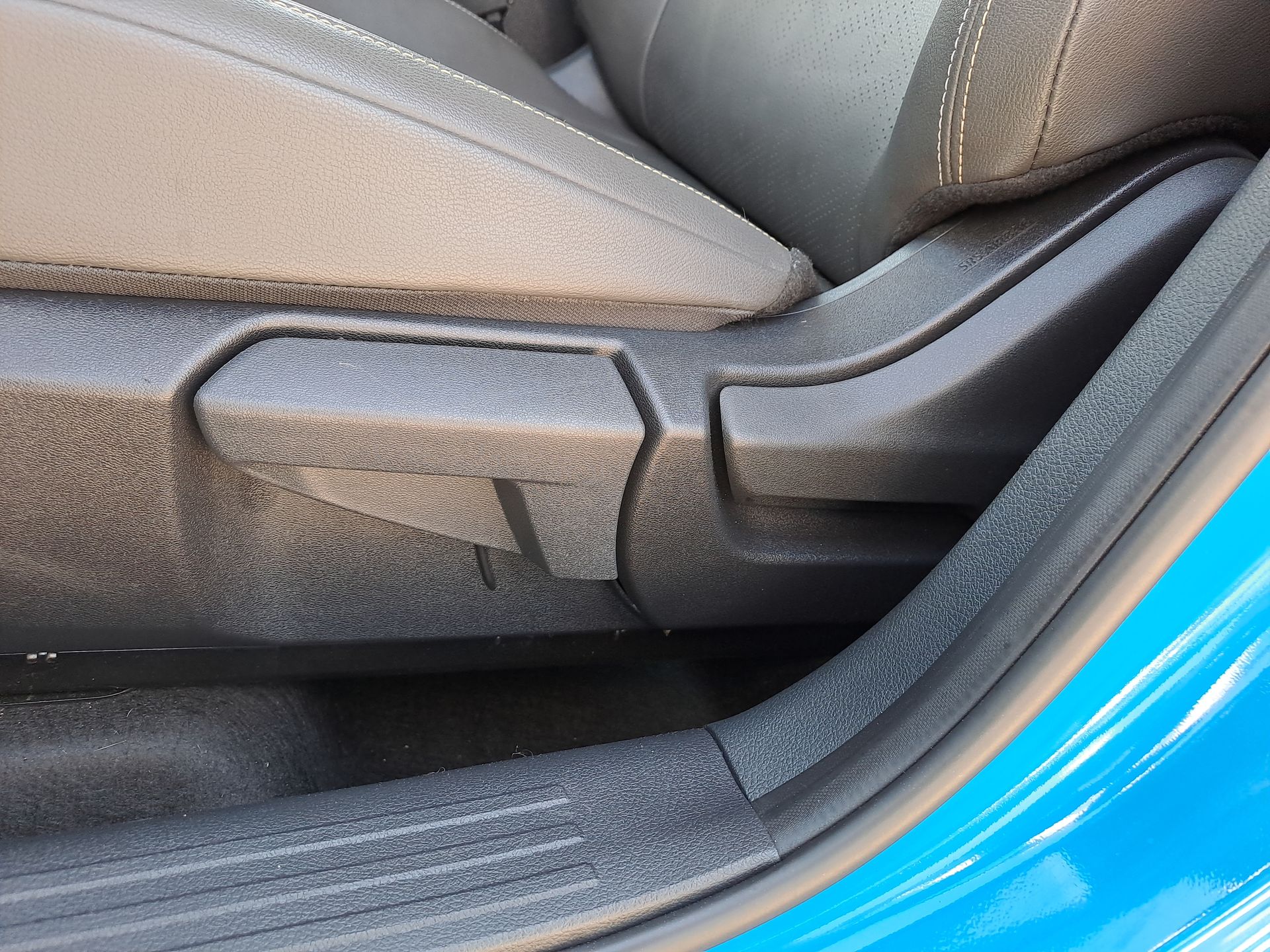 2025 Nissan KICKS PLATINUM CVT 25