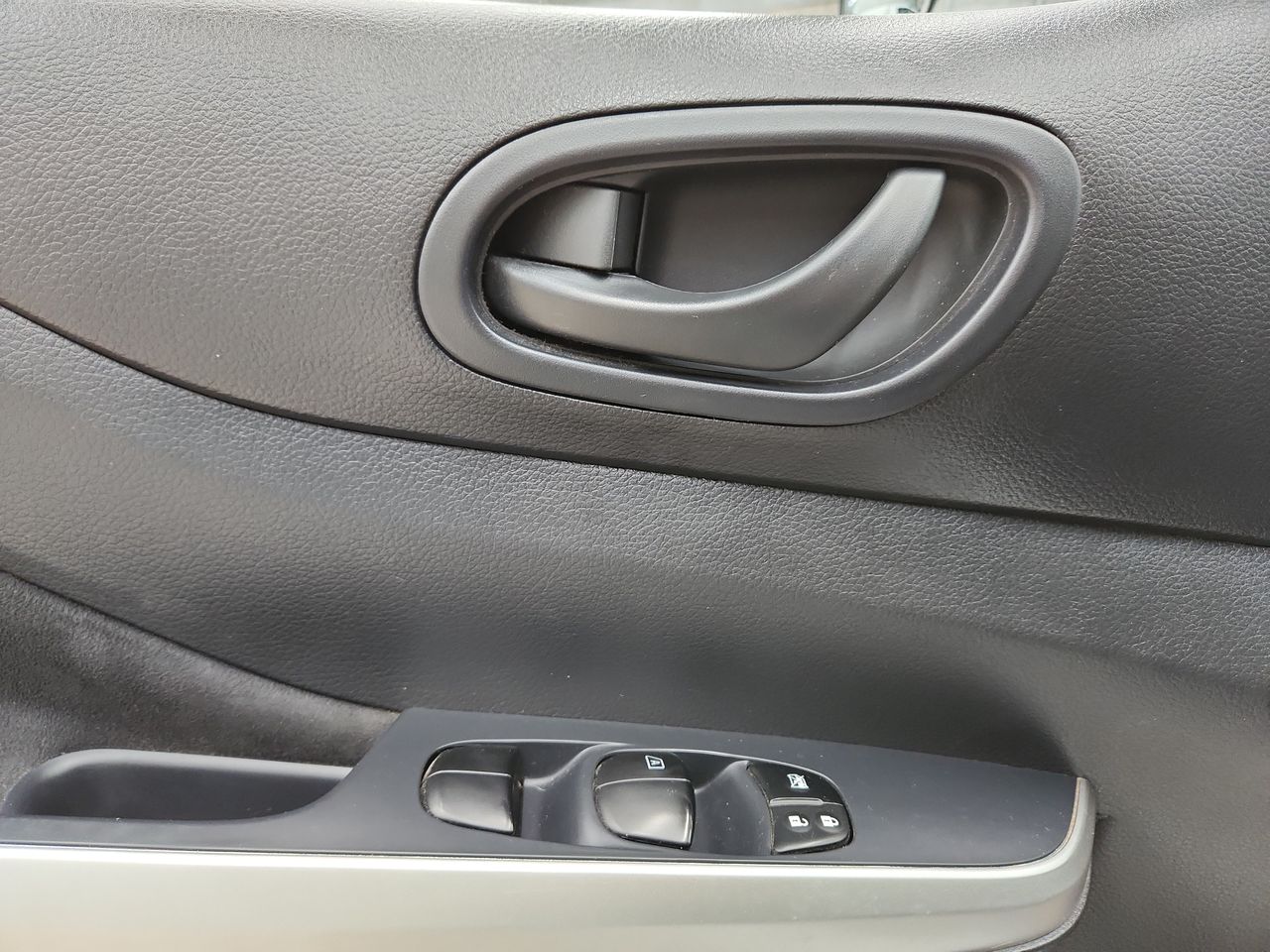 2020 Nissan FRONTIER DOBLE CABINA SE TM AC PAQ SEG 6VEL