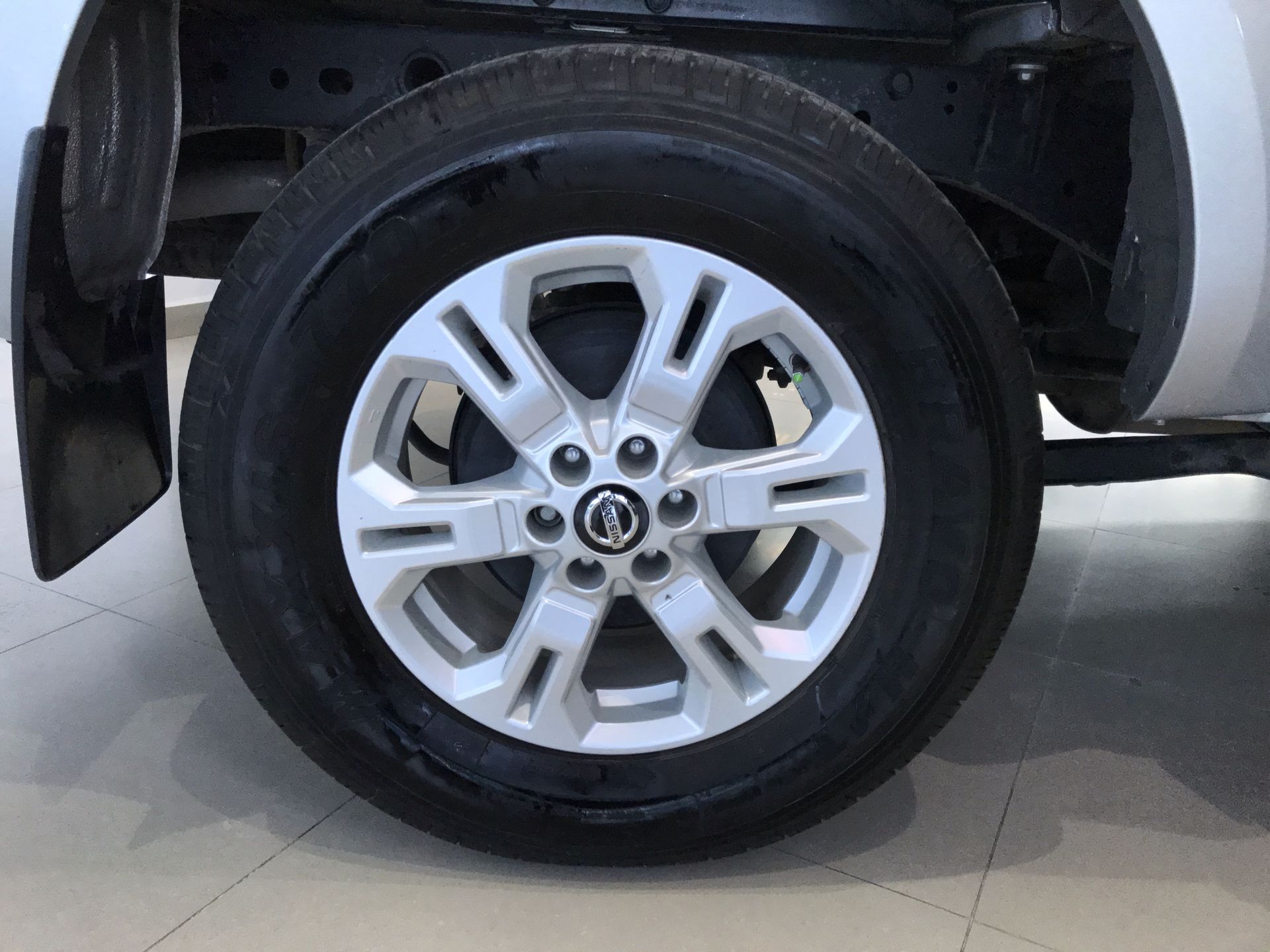 2021 Nissan FRONTIER LE TA 21