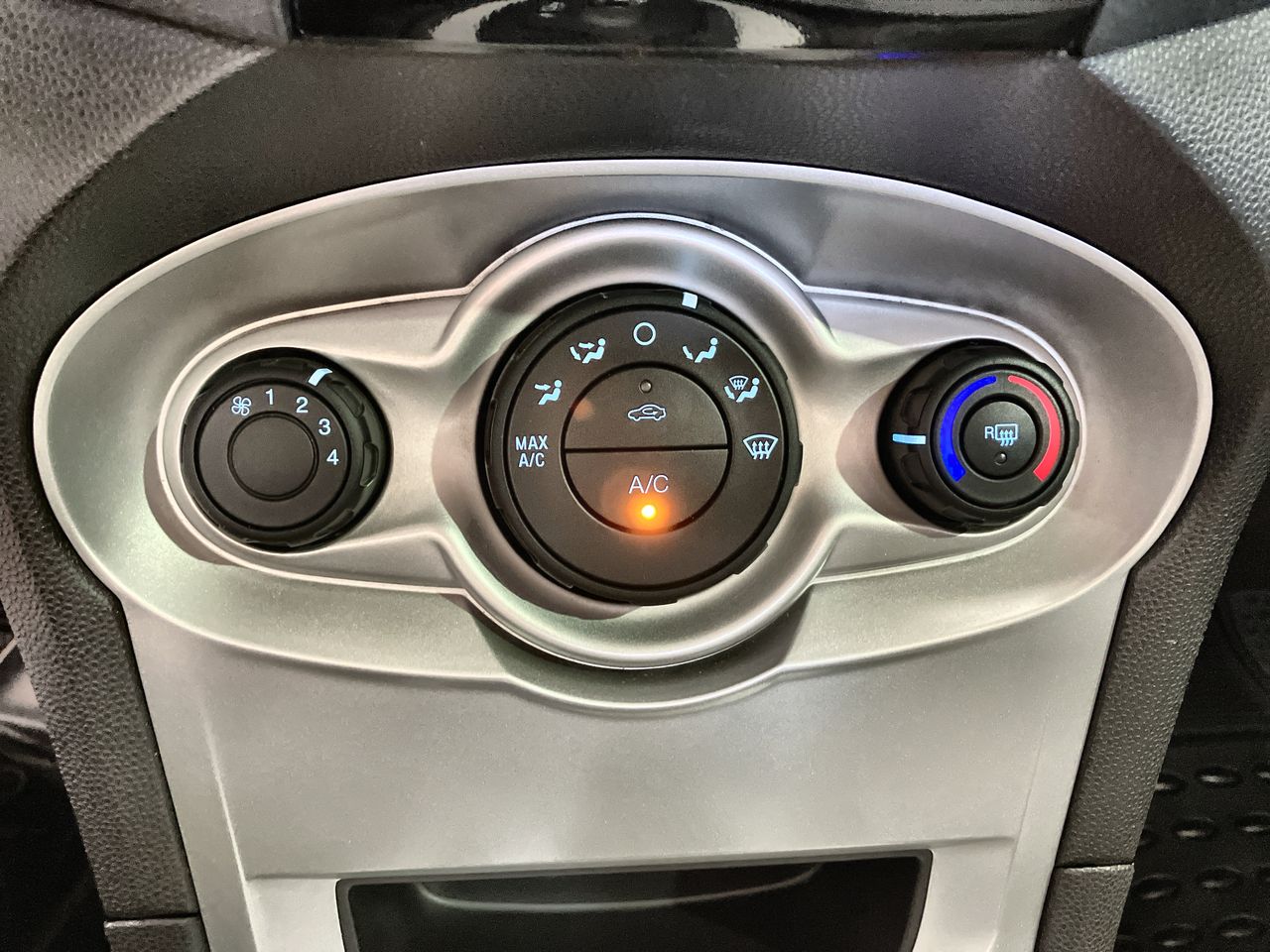 2017 Ford FIESTA SE AT 4 PTAS